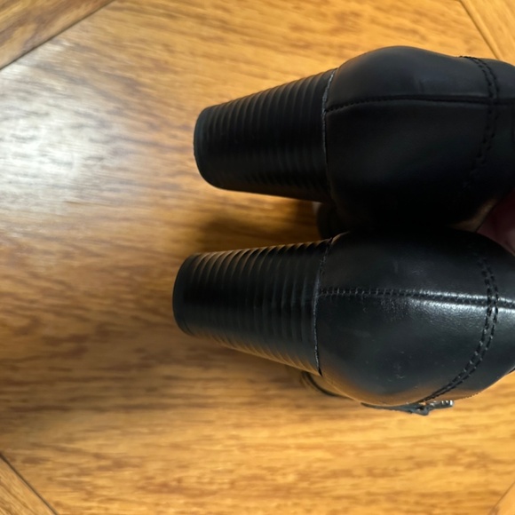 **CLARKS* Black Round-Toe Side Zipper Bootie Heels Size 8.5 - Picture 6 of 8